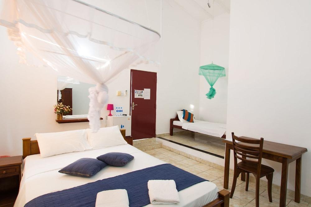 Oyo 347 Hotel Empryean Катунаяка Екстер'єр фото