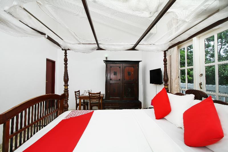 Oyo 347 Hotel Empryean Катунаяка Екстер'єр фото