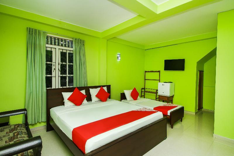 Oyo 347 Hotel Empryean Катунаяка Екстер'єр фото